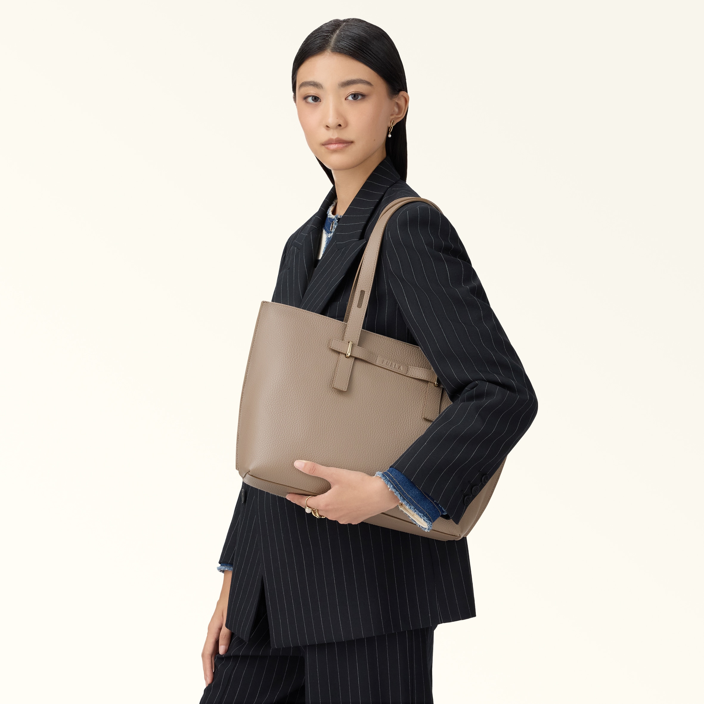 未使用　フルラ　FURLA GIOVE トートバッグ L グレー　ジョーヴェL FURLA フルラ GIOVE M TOTE BAG ジョベ トートバッグ 肩掛け