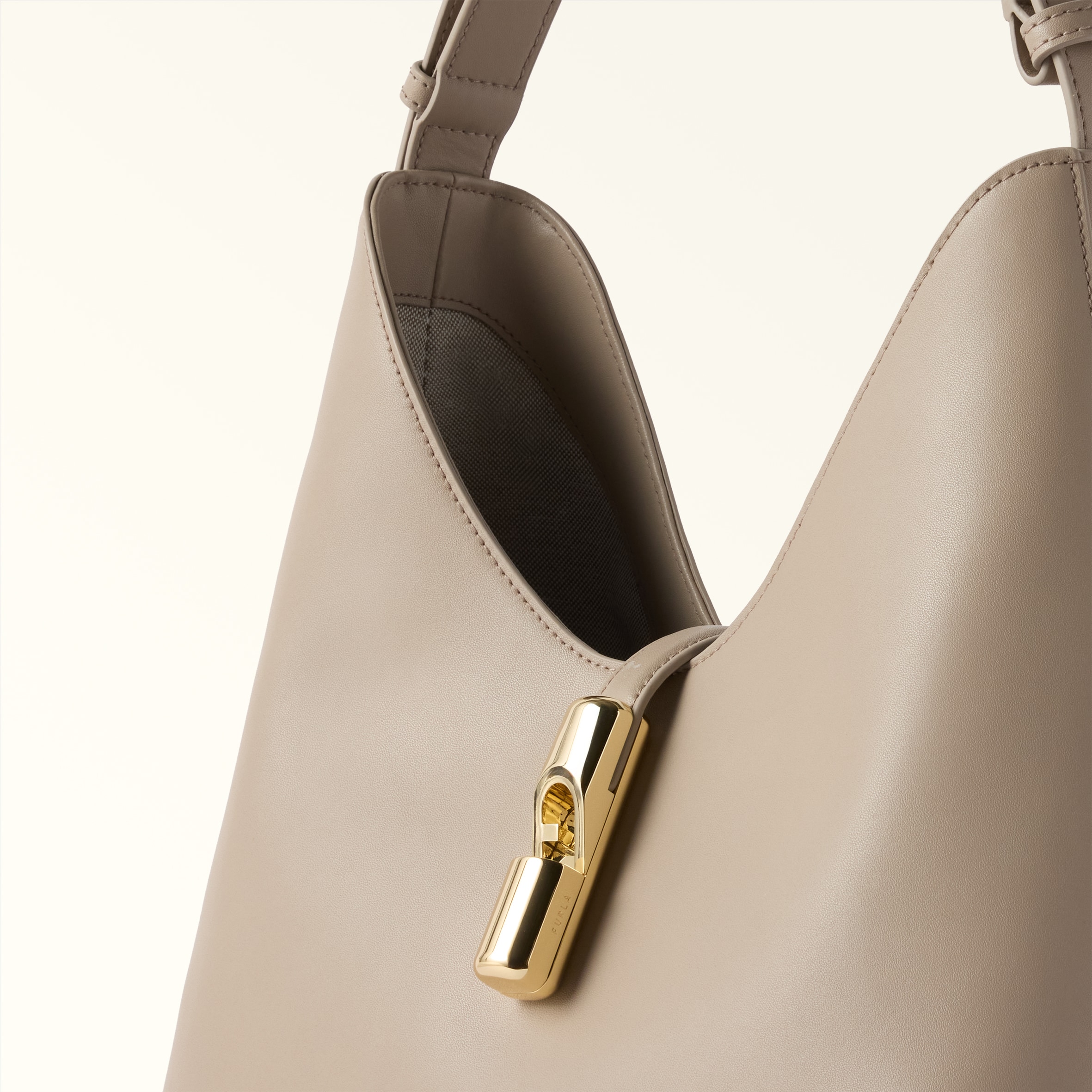 ショルダーバッグ M NERO Furla Goccia | Furla JP