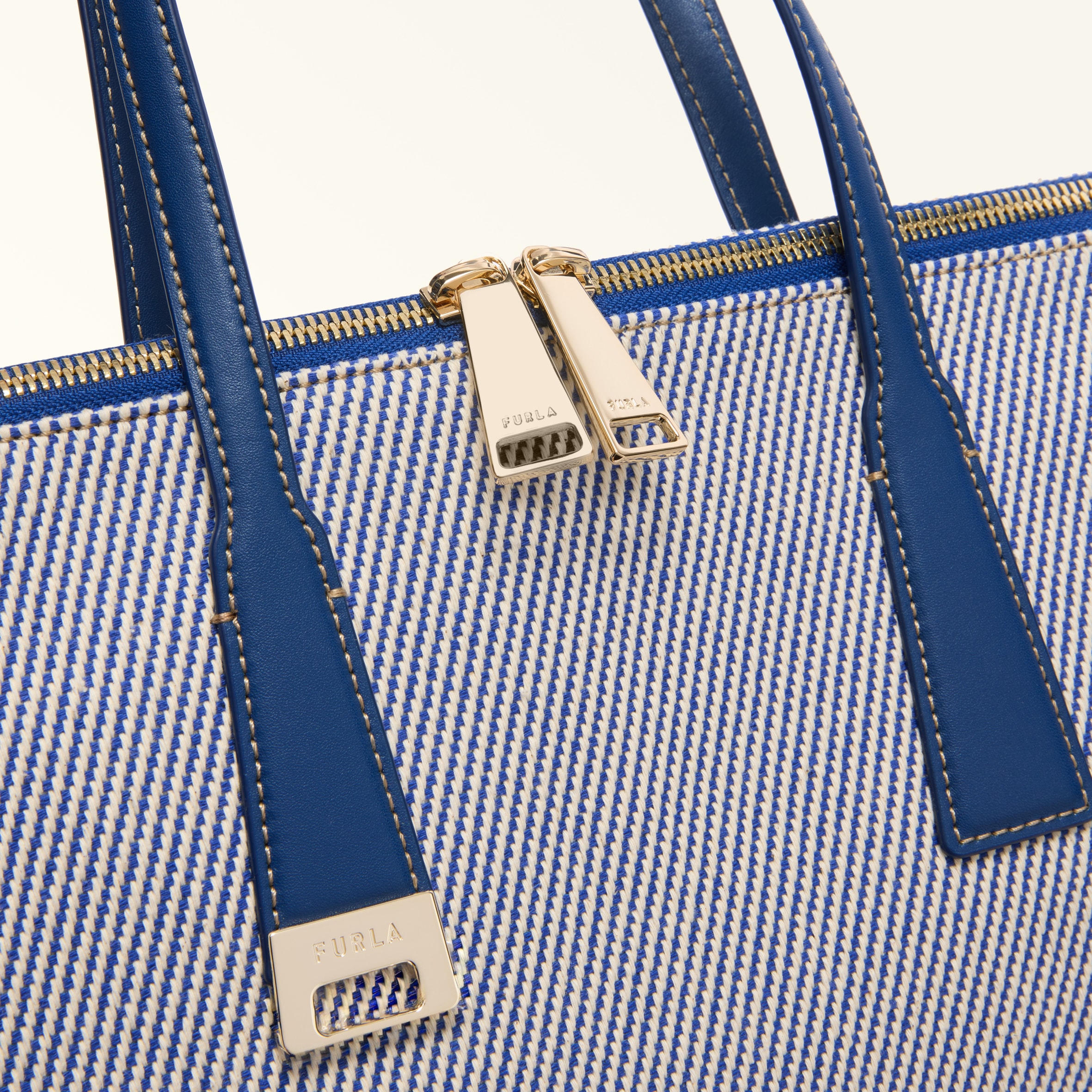 美品☆FURLA☆OLIVIA　ショルダーバッグ　ネイビー 美品☆FURLA☆OLIVIA ショルダーバッグ ネイビー 【公式通販】