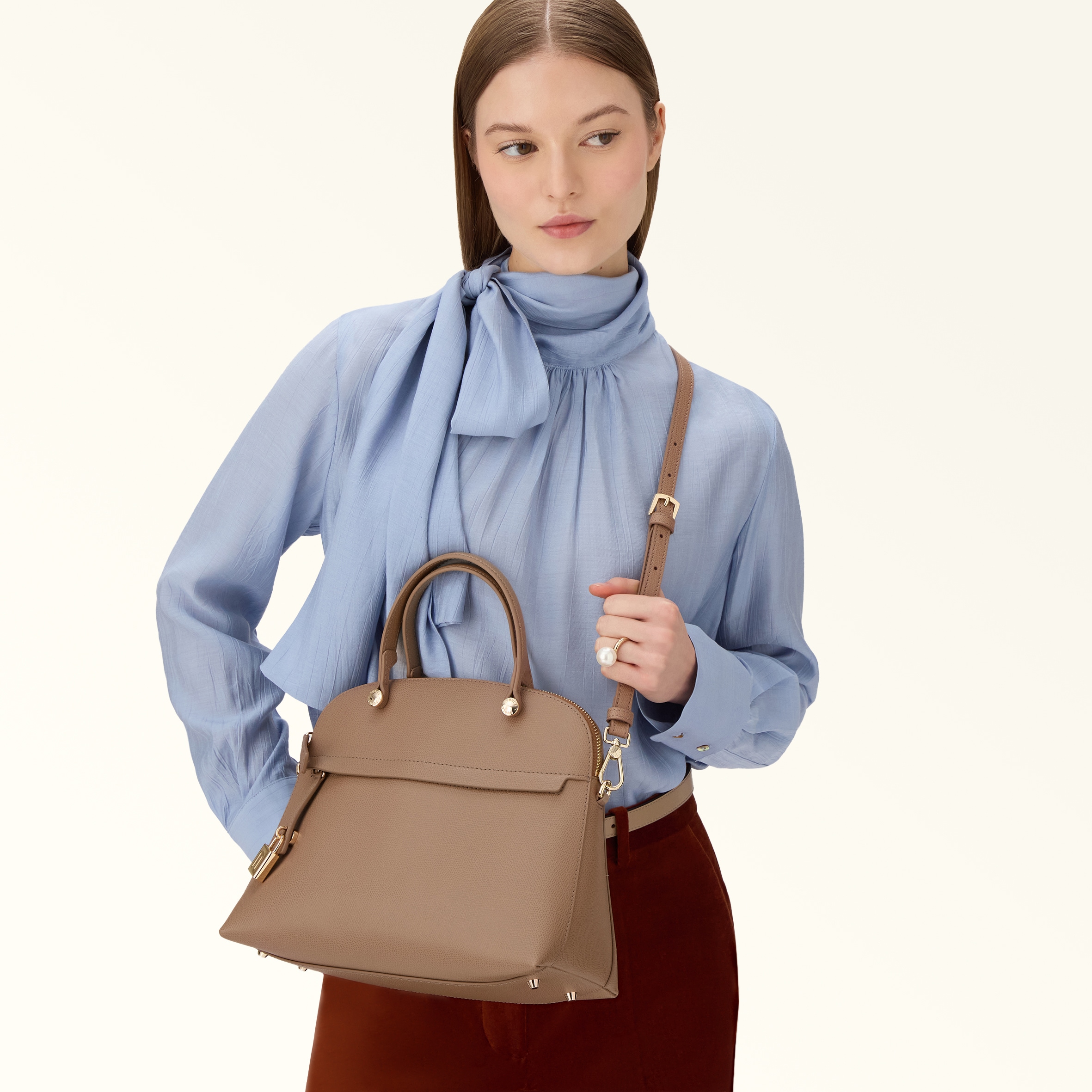 フルラ　パイパー　Mサイズ FURLAのバッグ、パイパーMサイズ】使用感を徹底解析＆バッグの中身公開