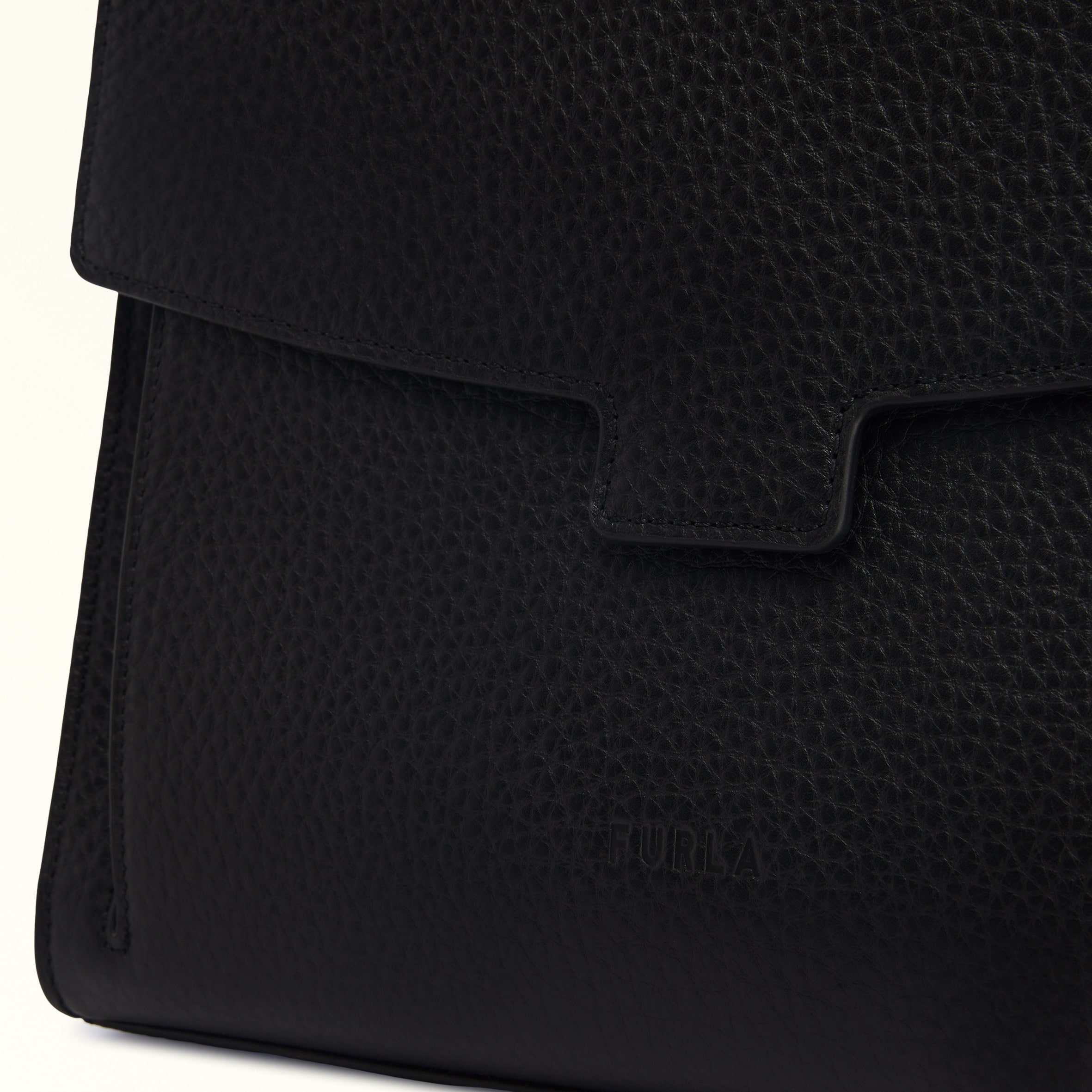 メッセンジャーバッグ M NERO Man Enea | Furla JP