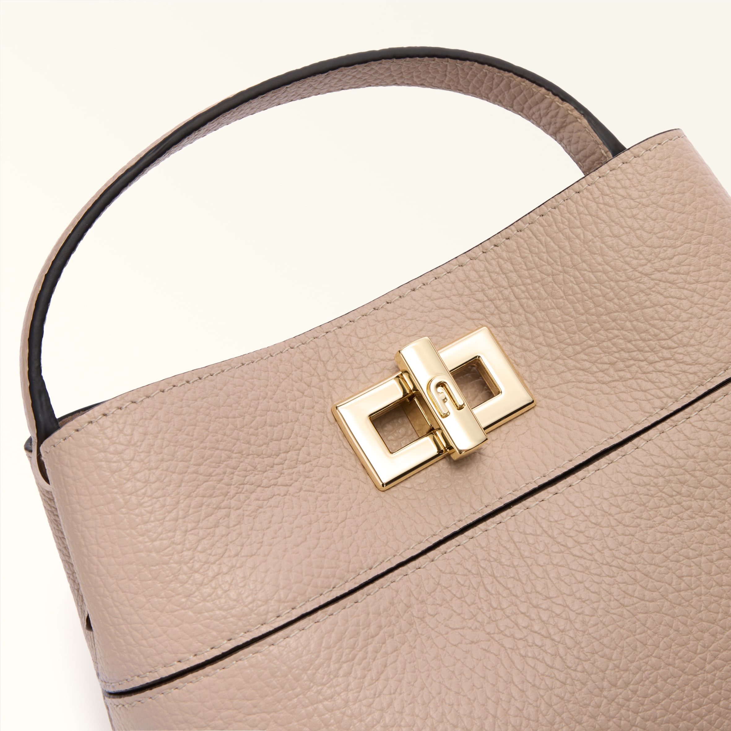 フルラ ムートン フラップ FURLA ARTESIA M アルテーシア / フルラ フラップ式 ペブルドレザー